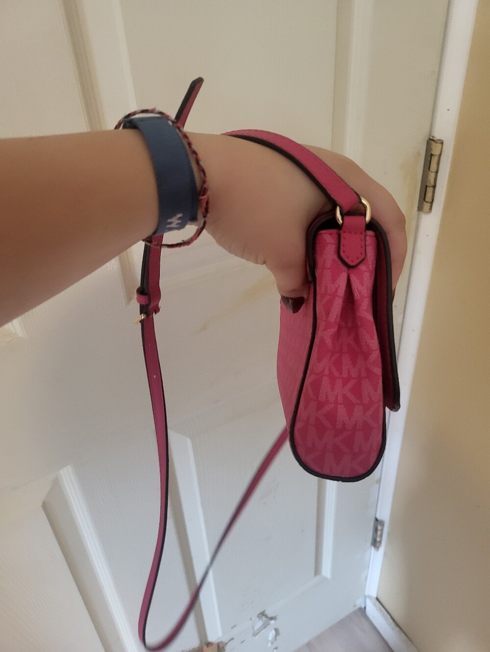 Euc Michael Kors Hot Pink Signature Crossbody with Gold Hardware - Picture 5 of 14